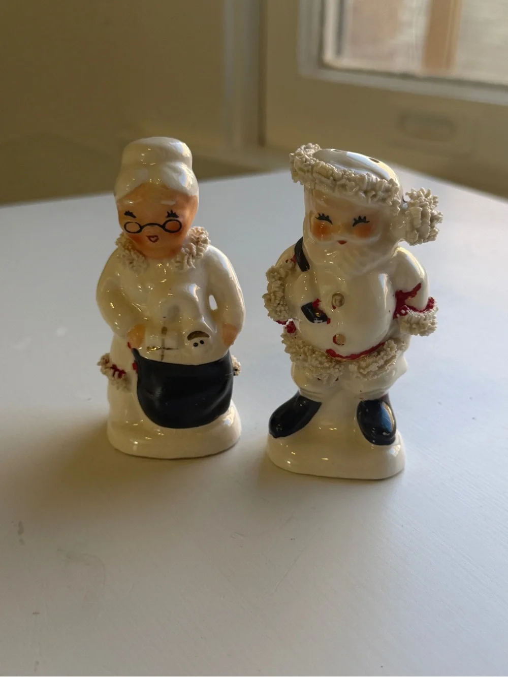 Vintage Spaghetti Trim Santa & Mrs. Claus Salt & Pepper Shakers Japan